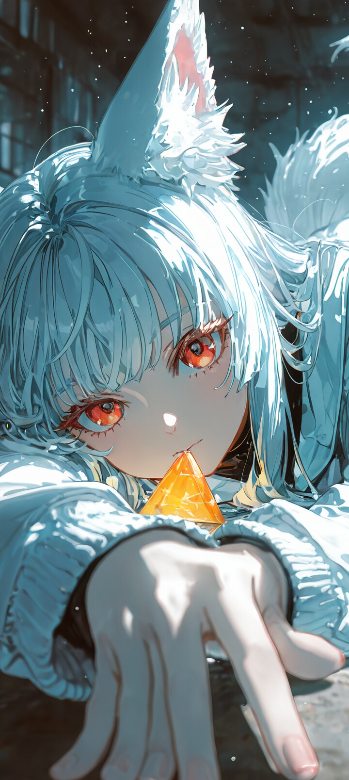 Szczegółowy obraz cyfrowy przedstawiający stylizowanego białego i szarego lisa o świecących pomarańczowych oczach i wyrazistej minie. Pomarańczowe światło emanuje z wnętrza jego uszu i pyska, a w tle rozmyte, niebieskie tło.