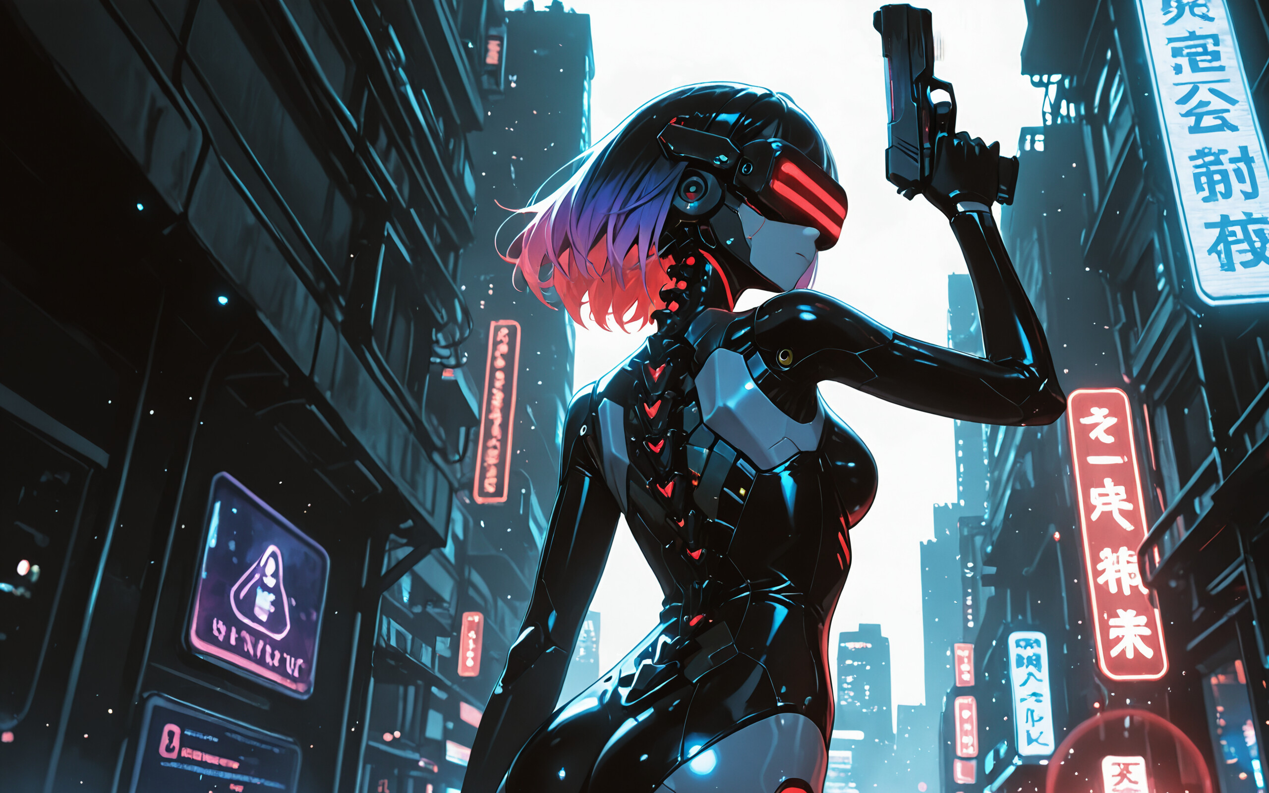 Ilustracja w stylu anime przedstawiająca cyborg Motoko Kusanagi z serii „Ghost in the Shell”. Ma krótkie, fioletowe włosy, czerwony wizjer i ubrana jest w czarny, cybernetyczny kombinezon, odsłaniający mechaniczny kręgosłup. Trzyma w ręku pistolet i spogląda przez ramię w stronę futurystycznego miasta nocą, pełnego neonowych szyldów.