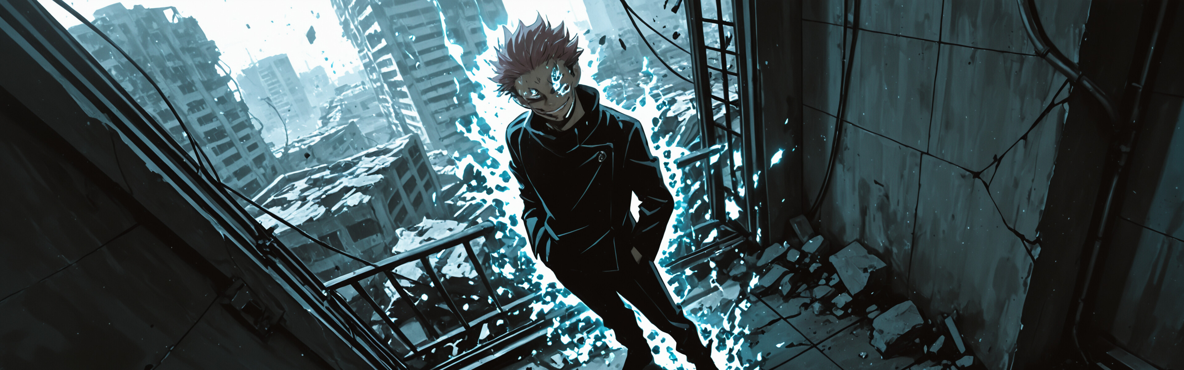 Ryomen Sukuna z anime „Jujutsu Kaisen” stoi w zrujnowanym mieście, a z góry, z lekko uniesioną głową, groźnie się uśmiecha, patrząc w obiektyw kamery.